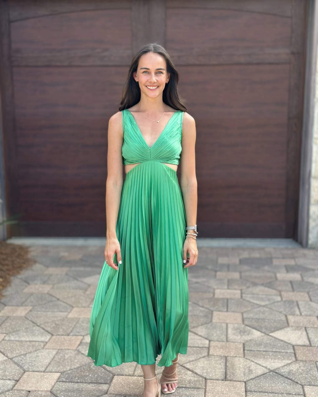 Bibiana | Robe midi plissée pour femme avec décolleté en V et taille découpée