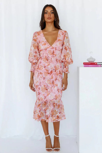 Genoveva | Blumiges Midikleid für Hochzeitsgäste mit V-Ausschnitt  