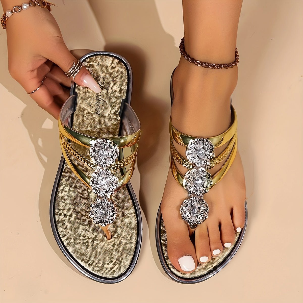 Consuelo | Flache Damensandalen mit T-Riemen und Schmucksteinen  